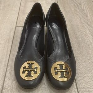 Authentic Tory Burch "Amy" Pumps In Navy Blue Gold Hardware (Size 10/10.5)